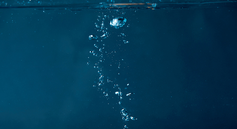 Descubierto un mecanismo que explica el movimiento inestable de las burbujas en el agua
