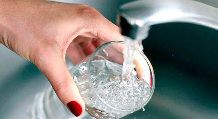 Un filtro de bajo costo obtiene agua libre de contaminantes metálicos para zonas rurales de Chile