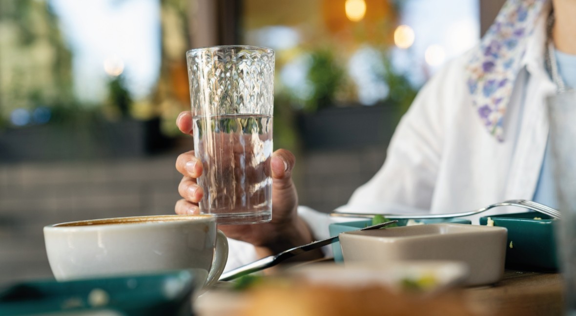 Crece 10% número ciudadanos que piden agua grifo hostelería durante último año
