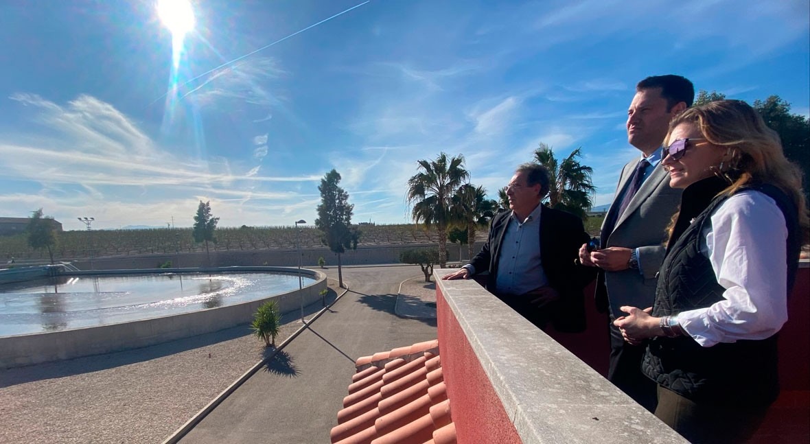 Murcia muestra modelo depuración y regeneración aguas al sector almendrero californiano
