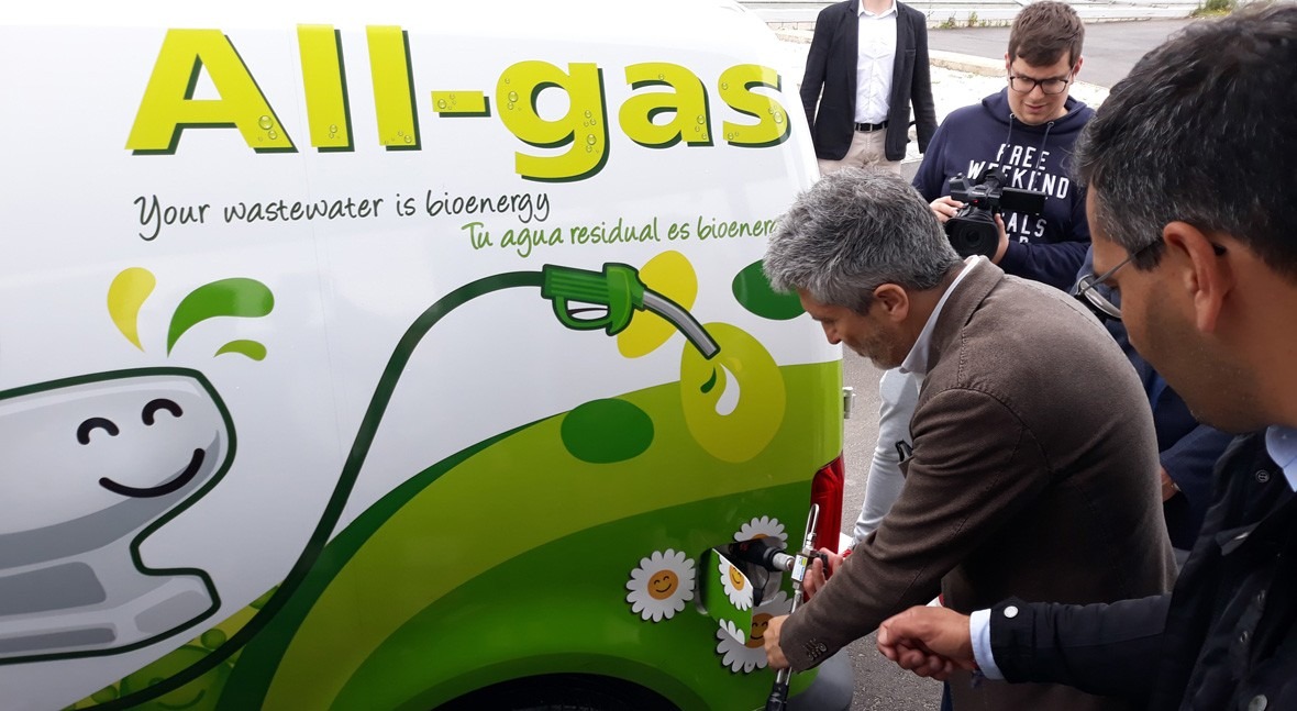 Ministro Interior prueba vehículos biogás producidos Aqualia Chiclana