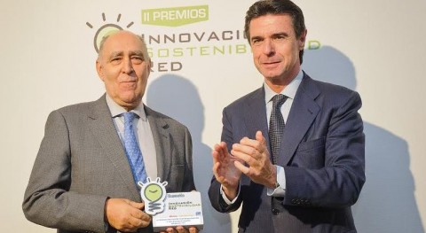 José Manuel Soria, ministro de Industria, Energía y Turismo (a la derecha); entrega el galardón a Eduardo González, presidente de FCC Aqualia. 