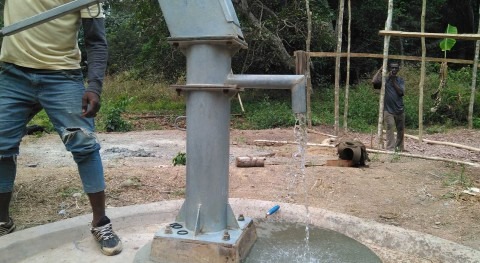 Reparación pozo abastecimiento agua comunidad baka Camerún Zerca Y Lejos