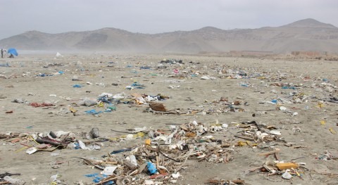 ACCIONA organiza jornada limpieza playa Cavero Pachacútec, Perú