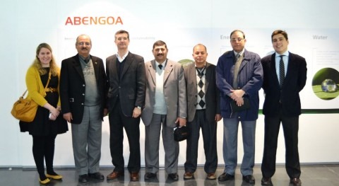 Miembros de la delegación durante su visita al Centro de I+D+i de Abengoa Water