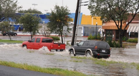 'Harvey' deja Houston anegado aguas tóxicas