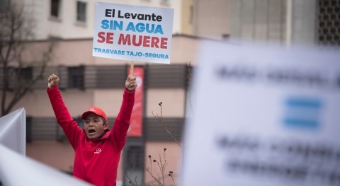 Regantes y políticos se concentran Madrid defender trasvase Tajo-Segura