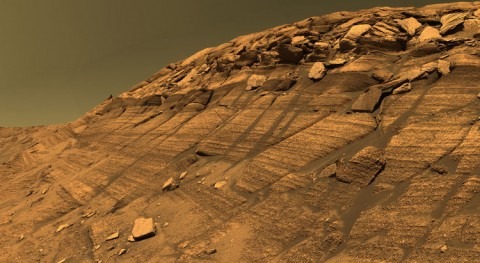 Rocas sedimentarias y trazos de curso de agua en el ladera de Burns - Marte (fuente NASA JPL)