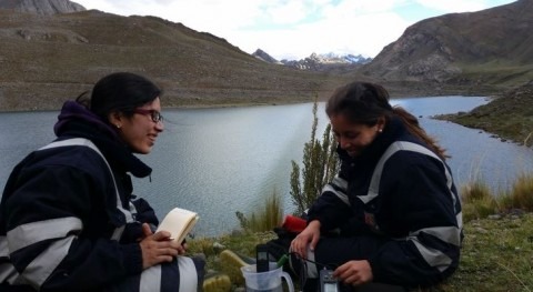 Equipo de Gidahatari monitoreando una cuenca andina