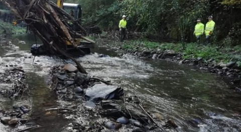 CHC retira depósitos acumulados cauce río Cibea, Cangas Narcea