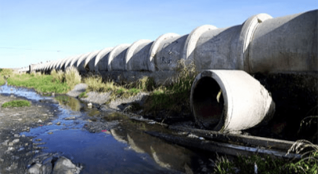 Línea principal de alcantarillado de la planta de tratamiento de aguas residuales de Puchukollo perforada por la población local para desviar el agua para el riego y la ganadería. 