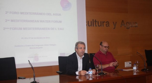 El consejero de Agricultura y Agua, Antonio Cerdá, y el director del Instituto Euromediterráneo del Agua, Francisco Cabezas.