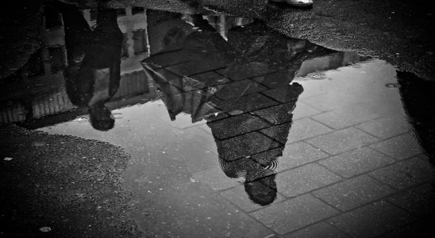 “Man in the rain”: cielo llora contigo