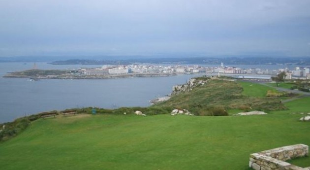 La Coruña vista desde lo alto del Monte de San Pedro (Wikipedia/CC).