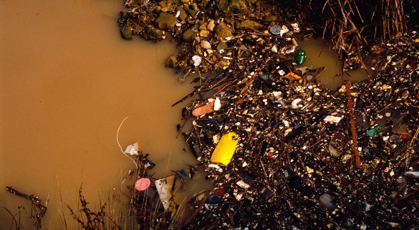 Cuando basura no deja ver agua