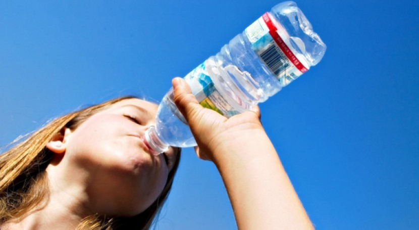 Por qué necesitamos beber suficiente agua?