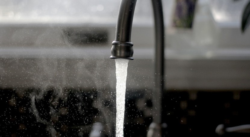 Europarlamento impulsa consumo agua grifo y reducción uso agua embotellada