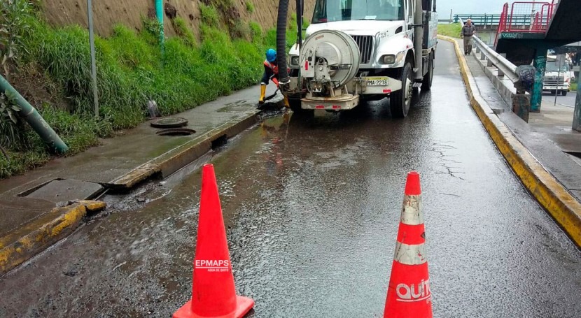 Mantener operativo sistema alcantarillado, labor diaria Agua Quito