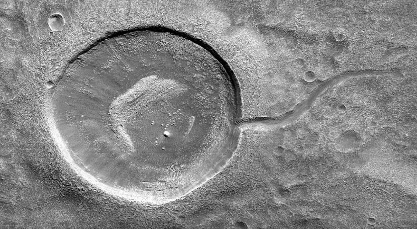 cráter renacuajo Marte fue erosionado agua que lo desbordó