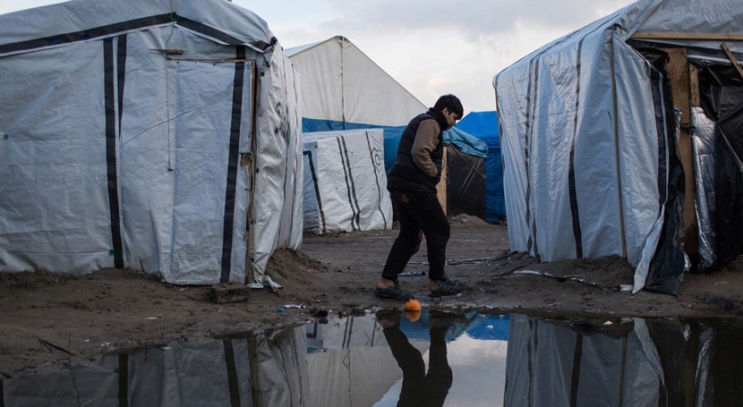 Denegar servicios básicos hídricos migrantes Calais viola derechos humanos