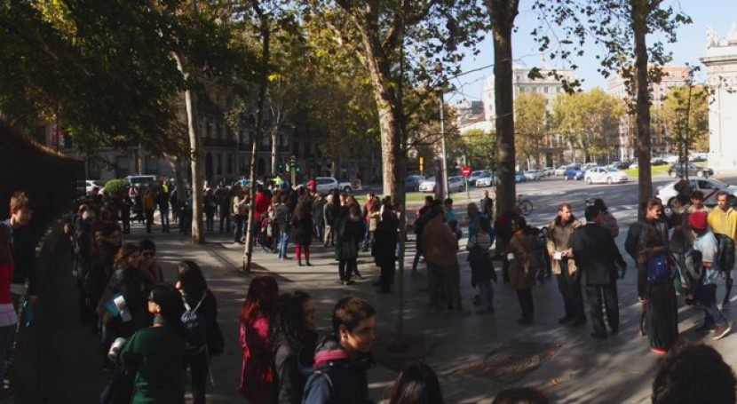 Día Saneamiento Madrid: Cola frente letrina Puerta Alcalá