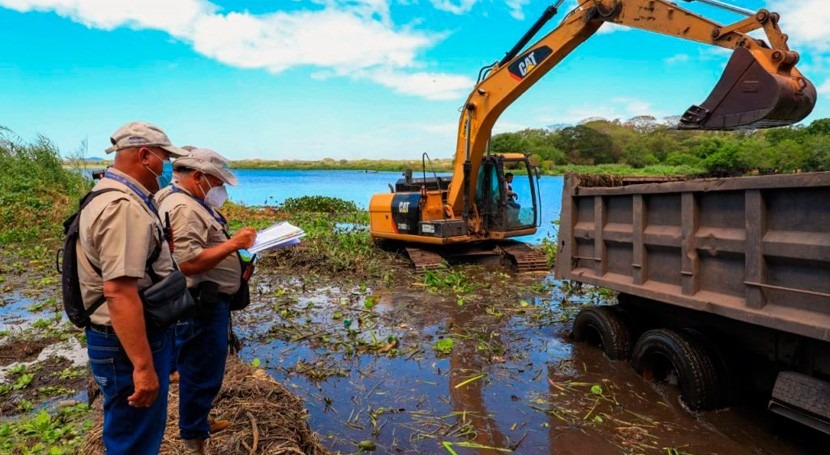 Salvador extrae 4.000 plantas acuáticas invasoras lagunas Jocotal y Olomega