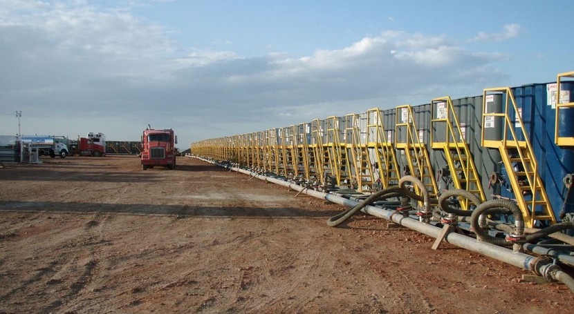 Tanques de agua preparados para el proceso de fractura hidráulica en un pozo (Wikipedia Commons/CC).