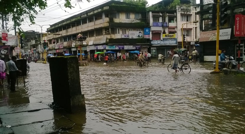 Resultado de imagen para MÃ¡s de 300 muertos por las lluvias de monzÃ³n en India, Nepal y Bangladesh