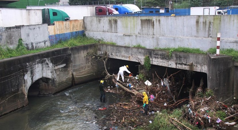 Gobierno Panamá limpia drenajes cauce río Curundú evitar inundaciones