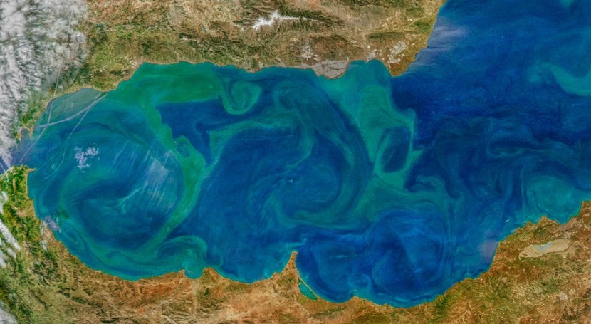 investigación mide trayectoria agua superficie y profundidad océano