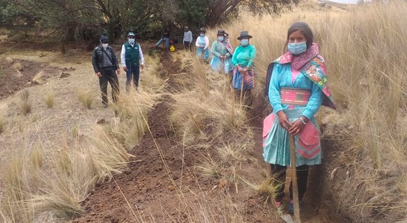 Perú impulsa participación mujer huancavelicana mantenimiento canales riego