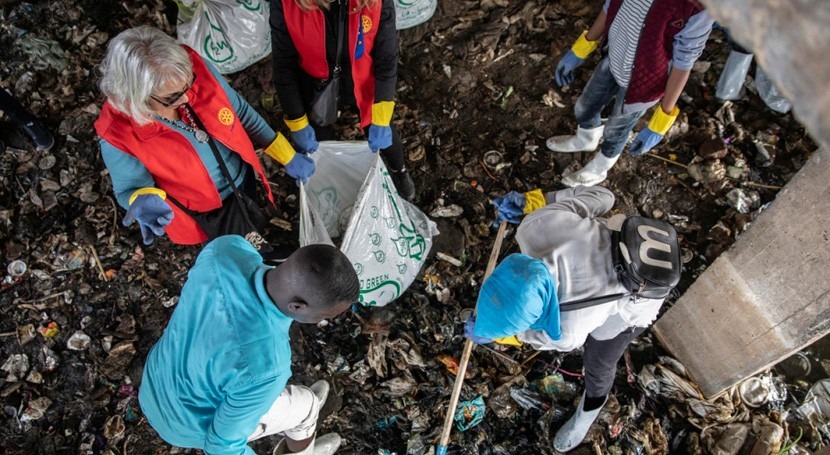 refugiados Egipto ayudan combatir contaminación plástico río Nilo