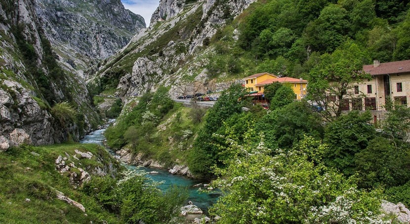 Controlado vertido más 30.000 litros combustible al río Cares