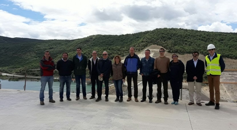 Diputados Parlamento Navarra visitan obras recrecimiento embalse Yesa