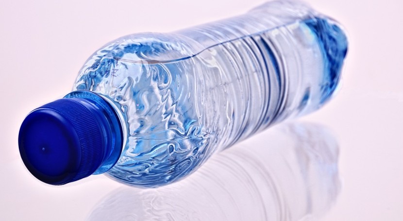 investigación revela irregularidades producción agua embotellada Francia