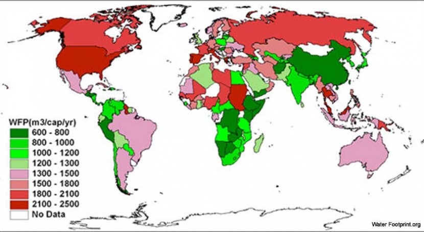 consumo agua más allá que sale grifo